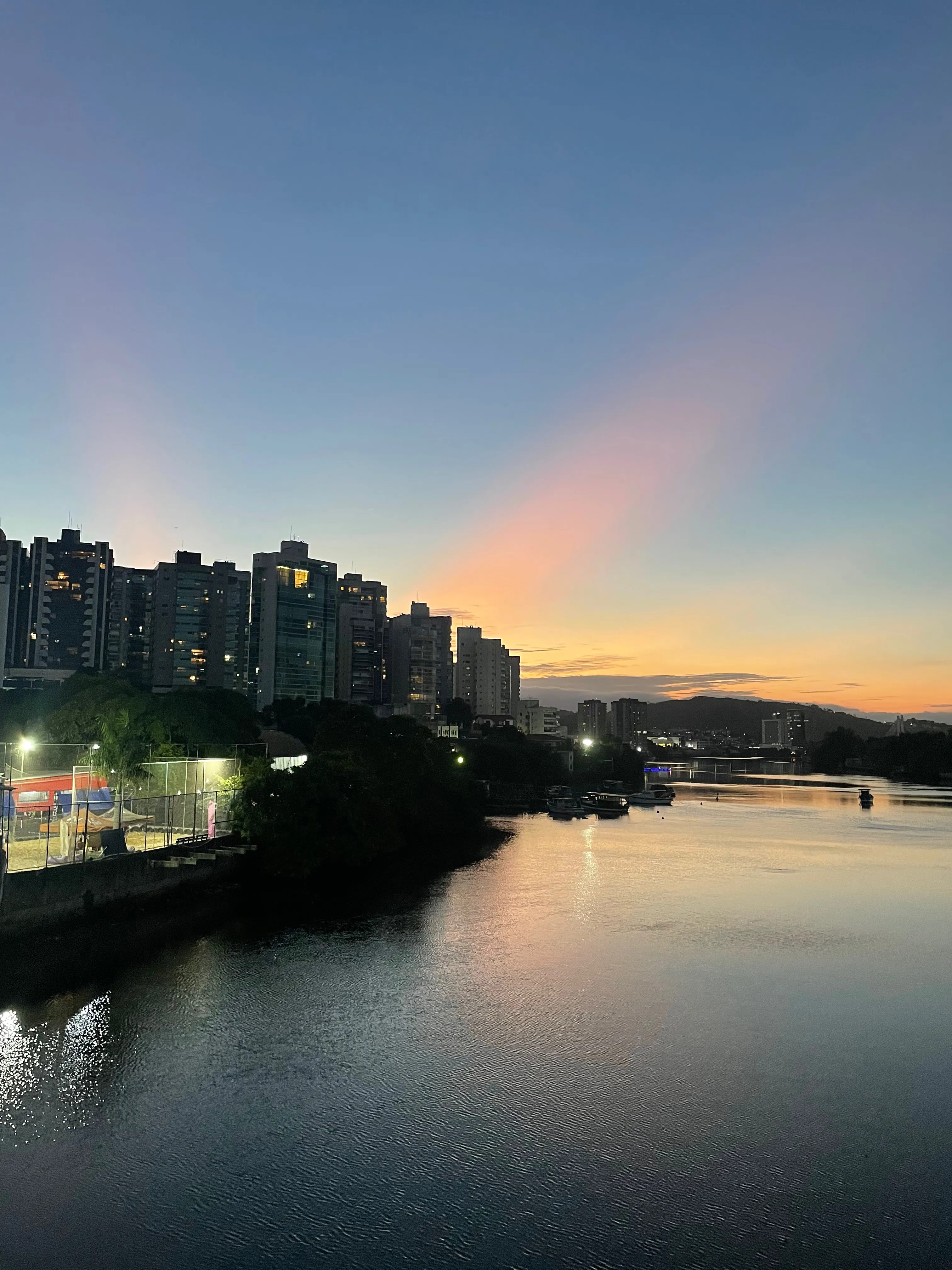 Photo of a ray of light from a bridge in Vitória